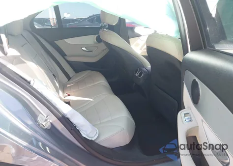 2016 Mercedes-Benz C 300 z USA, uszkodzony, nr VIN 55SWF4JBXGU121970